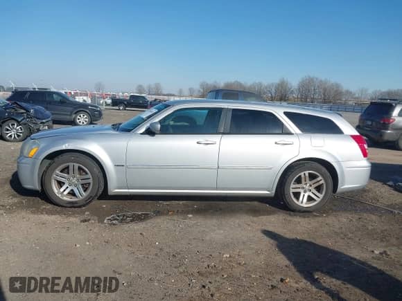2006 Dodge Magnum R/T with VIN 2D4GV57226H116781, listed as a IAAI auction lot 41690430 with 208,490 mi miles and . Bid and sale history available at DreamBid. Image 14.