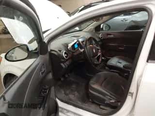 2013 Chevrolet Sonic RS с VIN 1G1JH6SB4D4245311, выставлен на аукционе IAAI как лот 43123230 с пробегом 99 145 миль миль и . История ставок и продаж доступна на DreamBid. Изображение 5.