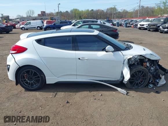 2013 Hyundai Veloster Turbo с VIN KMHTC6AE6DU097460, выставлен на аукционе IAAI как лот 42099379 с пробегом 82 240 миль миль и . История ставок и продаж доступна на DreamBid. Изображение 13.