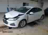 2019 Chevrolet Cruze LS с VIN 3G1BC6SM2KS608884, выставлен на аукционе Copart как лот 65914165 с пробегом 92 596 миль миль и Списание • Salvage title. История ставок и продаж доступна на DreamBid. Изображение 1.