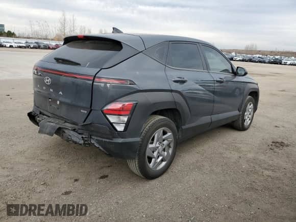 2024 Hyundai Kona Essential z VIN KM8HACAB1RU099740, wystawiony jako Copart lot #79719354 z przebiegiem 23 489 mil mil oraz Szkoda całkowita • Salvage title. Historia ofert i sprzedaży dostępna na DreamBid. Obrazek 3.
