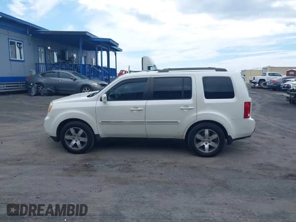 2013 Honda Pilot Touring with VIN 5FNYF4H95DB077773, listed as a IAAI auction lot 43046082 with 121,441 mi miles and . Bid and sale history available at DreamBid. Image 14.