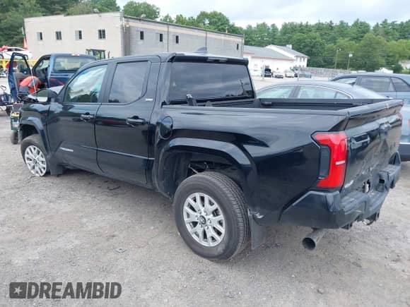 2024 Toyota Tacoma SR5 z VIN 3TYLB5JN3RT002144, wystawiony jako IAAI lot #42727494 z przebiegiem 20 489 mil mil oraz . Historia ofert i sprzedaży dostępna na DreamBid. Obrazek 3.