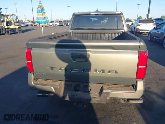 2024 Toyota Tacoma SR5 z VIN 3TMLB5JN9RM057547, wystawiony jako IAAI lot #42865640 z przebiegiem 28 049 mil mil oraz . Historia ofert i sprzedaży dostępna na DreamBid. Obrazek 16.