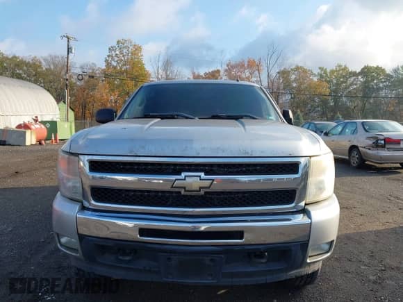 2010 Chevrolet Silverado 1500 LT z VIN 3GCRKSE37AG114302, wystawiony jako IAAI lot #43520478 z przebiegiem 143 655 mil mil oraz . Historia ofert i sprzedaży dostępna na DreamBid. Obrazek 6.