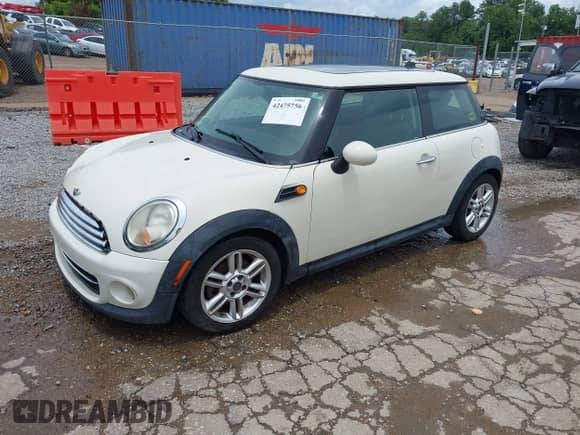 2011 MINI Hardtop with VIN WMWSU3C5XBTX95546, listed as a IAAI auction lot 42475756 with 125,873 mi miles and . Bid and sale history available at DreamBid. Image 18.