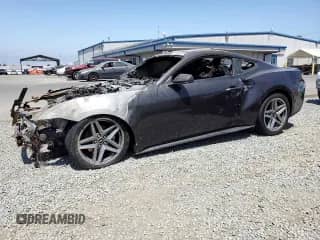 2024 Ford Mustang EcoBoost Premium z VIN 1FA6P8TH8R5125744, wystawiony jako Copart lot #61046635 z przebiegiem Nie podano mil oraz Nie do naprawy • Non repairable. Historia ofert i sprzedaży dostępna na DreamBid. Obrazek 1.
