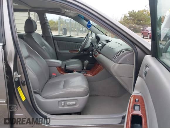 2005 Toyota Camry LE z VIN 4T1BF30K35U604602, wystawiony jako IAAI lot #43415458 z przebiegiem 217 265 mil mil oraz . Historia ofert i sprzedaży dostępna na DreamBid. Obrazek 5.