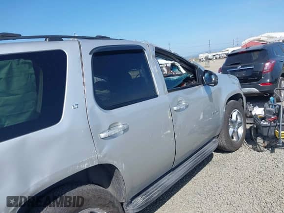 2011 Chevrolet Tahoe LT z VIN 1GNSKBE05BR275098, wystawiony jako IAAI lot #42483255 z przebiegiem 232 317 mil mil oraz . Historia ofert i sprzedaży dostępna na DreamBid. Obrazek 14.