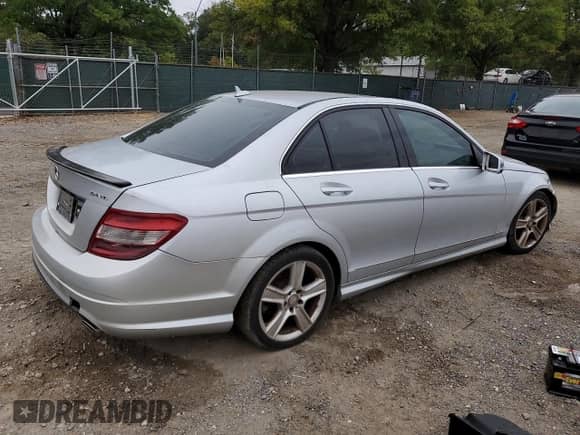 2011 Mercedes-Benz C 300 Sport с VIN WDDGF8BB5BR145209, выставлен на аукционе Copart как лот 82171145 с пробегом Не указан миль и Чистый • Clean title. История ставок и продаж доступна на DreamBid. Изображение 3.