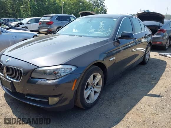 2011 BMW 5 Series 528i z VIN WBAFR1C52BC746476, wystawiony jako IAAI lot #42808797 z przebiegiem 239 420 mil mil oraz . Historia ofert i sprzedaży dostępna na DreamBid. Obrazek 2.