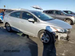 2017 Chevrolet Cruze LS z VIN 1G1BC5SM0H7280091, wystawiony jako Copart lot #86883105 z przebiegiem 53 481 mil mil oraz Szkoda całkowita • Salvage title. Historia ofert i sprzedaży dostępna na DreamBid. Obrazek 4.