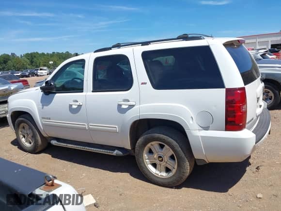 2011 Chevrolet Tahoe LT z VIN 1GNSCBE01BR377494, wystawiony jako IAAI lot #43048354 z przebiegiem 212 474 mil mil oraz . Historia ofert i sprzedaży dostępna na DreamBid. Obrazek 14.