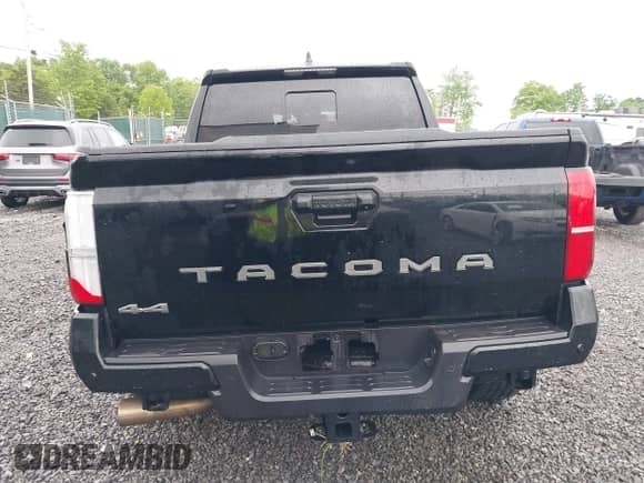 2024 Toyota Tacoma SR5 z VIN 3TMLB5JN4RM025895, wystawiony jako IAAI lot #42309915 z przebiegiem 23 530 mil mil oraz . Historia ofert i sprzedaży dostępna na DreamBid. Obrazek 17.