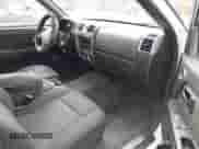 2011 Chevrolet Colorado 1LT z VIN 1GCHTCFE6B8141559, wystawiony jako IAAI lot #41812559 z przebiegiem 147 848 mil mil oraz . Historia ofert i sprzedaży dostępna na DreamBid. Obrazek 5.