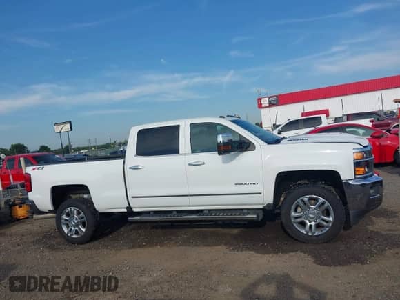 2017 Chevrolet Silverado 2500HD LTZ z VIN 1GC1KWEY8HF162791, wystawiony jako IAAI lot #42572257 z przebiegiem 198 991 mil mil oraz . Historia ofert i sprzedaży dostępna na DreamBid. Obrazek 14.