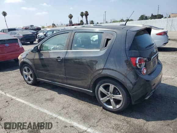 2013 Chevrolet Sonic RS z VIN 1G1JH6SB2D4237093, wystawiony jako Copart lot #65819625 z przebiegiem 114 677 mil mil oraz Czysty tytuł • Clean title. Historia ofert i sprzedaży dostępna na DreamBid. Obrazek 2.