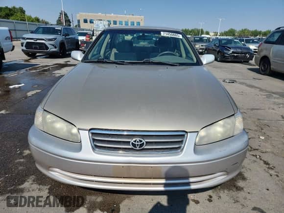 2000 Toyota Camry LE z VIN JT2BG22K0Y0409327, wystawiony jako Copart lot #71450885 z przebiegiem 271 735 mil mil oraz Czysty tytuł • Clean title. Historia ofert i sprzedaży dostępna na DreamBid. Obrazek 5.