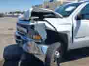 2017 Chevrolet Silverado 2500HD Work Truck z VIN 1GB2CUEG7HZ389826, wystawiony jako IAAI lot #42077152 z przebiegiem 126 564 mil mil oraz . Historia ofert i sprzedaży dostępna na DreamBid. Obrazek 17.