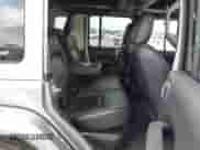 2021 Jeep Wrangler Unlimited Sahara z VIN 1C4JJXP67MW686559, wystawiony jako IAAI lot #42560577 z przebiegiem 43 902 mil mil oraz . Historia ofert i sprzedaży dostępna na DreamBid. Obrazek 8.