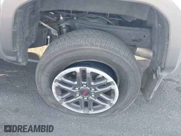 2024 Toyota Tacoma SR5 z VIN 3TMLB5JN9RM057547, wystawiony jako IAAI lot #42865640 z przebiegiem 28 049 mil mil oraz . Historia ofert i sprzedaży dostępna na DreamBid. Obrazek 17.
