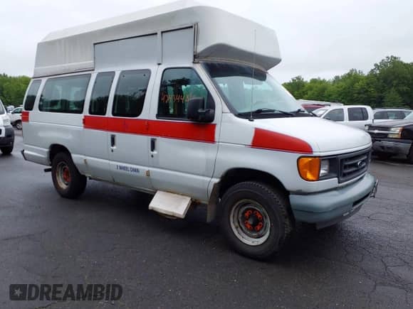 2005 Ford Econoline Cargo with VIN 1FTNS24W45HA25714, listed as a IAAI auction lot 42434486 with 298,437 mi miles and . Bid and sale history available at DreamBid. Image 1.