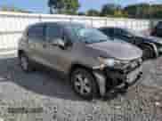2021 Chevrolet Trax LS z VIN KL7CJNSB0MB351908, wystawiony jako Copart lot #80496125 z przebiegiem 75 349 mil mil oraz Szkoda całkowita • Salvage title. Historia ofert i sprzedaży dostępna na DreamBid. Obrazek 4.