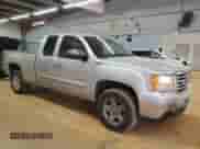 2010 GMC Sierra 1500 SLT z VIN 1GTSKWE39AZ160755, wystawiony jako Copart lot #43950065 z przebiegiem 148 415 mil mil oraz Szkoda całkowita • Salvage title. Historia ofert i sprzedaży dostępna na DreamBid. Obrazek 4.