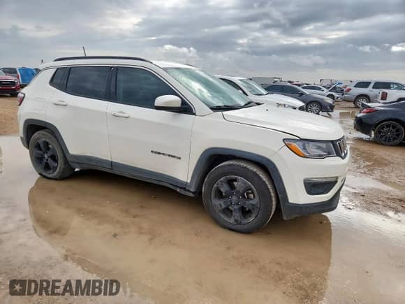 2018 Jeep Compass Latitude z VIN 3C4NJCBB9JT108608, wystawiony jako Copart lot #62002645 z przebiegiem 116 450 mil mil oraz Czysty tytuł • Clean title. Historia ofert i sprzedaży dostępna na DreamBid. Obrazek 4.