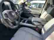 2019 Ram 1500 Big Horn z VIN 1C6SRFFT8KN668838, wystawiony jako IAAI lot #43370126 z przebiegiem 186 629 mil mil oraz . Historia ofert i sprzedaży dostępna na DreamBid. Obrazek 5.