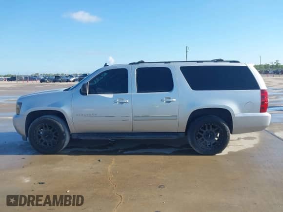 2011 Chevrolet Suburban LS с VIN 1GNSCHE06BR200541, выставлен на аукционе IAAI как лот 43000370 с пробегом 217 550 миль миль и . История ставок и продаж доступна на DreamBid. Изображение 14.