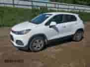 2018 Chevrolet Trax LS z VIN 3GNCJKSB4JL409599, wystawiony jako Copart lot #71651735 z przebiegiem 115 507 mil mil oraz Czysty tytuł • Clean title. Historia ofert i sprzedaży dostępna na DreamBid. Obrazek 1.
