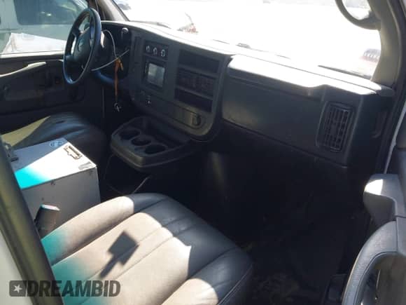 2008 Chevrolet Express Cargo z VIN 1GCGG25C281173498, wystawiony jako IAAI lot #43483154 z przebiegiem 232 434 mil mil oraz . Historia ofert i sprzedaży dostępna na DreamBid. Obrazek 5.