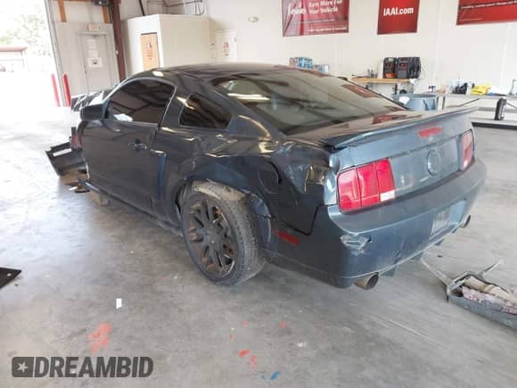 2007 Ford Mustang GT Deluxe z VIN 1ZVHT82H375269051, wystawiony jako IAAI lot #43065551 z przebiegiem 94 434 mil mil oraz . Historia ofert i sprzedaży dostępna na DreamBid. Obrazek 3.