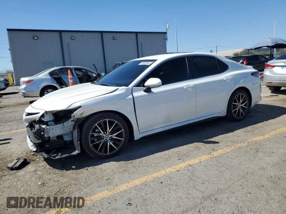 2023 Toyota Camry SE z VIN 4T1G11AK6PU807459, wystawiony jako Copart lot #83850845 z przebiegiem 24 604 mil mil oraz Szkoda całkowita • Salvage title. Historia ofert i sprzedaży dostępna na DreamBid. Obrazek 1.