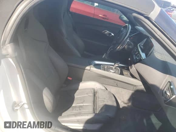 2021 BMW Z4 sDrive30i z VIN WBAHF3C09MWX24087, wystawiony jako Copart lot #73919214 z przebiegiem Nie podano mil oraz Szkoda całkowita • Salvage title. Historia ofert i sprzedaży dostępna na DreamBid. Obrazek 10.