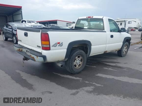 2002 GMC Sierra 1500 SLE z VIN 1GTEK14T12Z313681, wystawiony jako IAAI lot #43052983 z przebiegiem Nie podano mil oraz . Historia ofert i sprzedaży dostępna na DreamBid. Obrazek 4.
