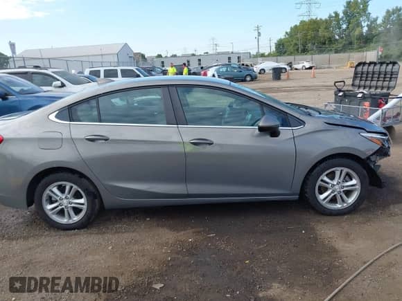 2018 Chevrolet Cruze LT z VIN 1G1BE5SMXJ7191371, wystawiony jako IAAI lot #43055956 z przebiegiem 104 565 mil mil oraz . Historia ofert i sprzedaży dostępna na DreamBid. Obrazek 14.