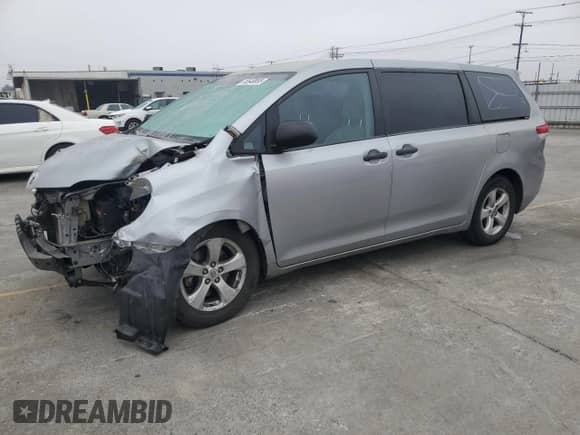 2013 Toyota Sienna L z VIN 5TDZK3DC8DS401287, wystawiony jako Copart lot #85548855 z przebiegiem 173 324 mil mil oraz Szkoda całkowita • Salvage title. Historia ofert i sprzedaży dostępna na DreamBid. Obrazek 1.