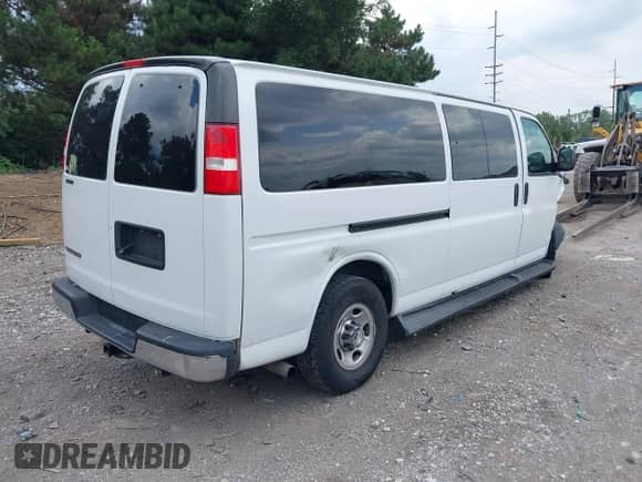 2020 Chevrolet Express Passenger LT with VIN 1GAZGPFG0L1170592, listed as a IAAI auction lot 39919731 with 124,012 mi miles and . Bid and sale history available at DreamBid. Image 4.