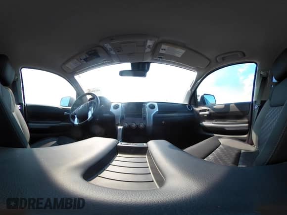 2020 Toyota Tundra SR5 с VIN 5TFDY5F1XLX887092, выставлен на аукционе IAAI как лот 40540625 с пробегом Не указан миль и . История ставок и продаж доступна на DreamBid. Изображение 17.