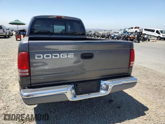 2001 Dodge Dakota Sport z VIN 1B7HL2AX51S296141, wystawiony jako Copart lot #63282445 z przebiegiem 61 567 mil mil oraz Czysty tytuł • Clean title. Historia ofert i sprzedaży dostępna na DreamBid. Obrazek 6.