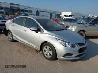 2018 Chevrolet Cruze LS z VIN 1G1BC5SM4J7196975, wystawiony jako IAAI lot #43259970 z przebiegiem 43 888 mil mil oraz . Historia ofert i sprzedaży dostępna na DreamBid. Obrazek 1.