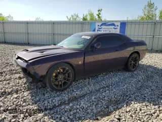 2022 Dodge Challenger R/T Scat Pack Widebody z VIN 2C3CDZFJ5NH194084, wystawiony jako Copart lot #57075675 z przebiegiem 25 283 mil mil oraz Czysty tytuł • Clean title. Historia ofert i sprzedaży dostępna na DreamBid. Obrazek 1.
