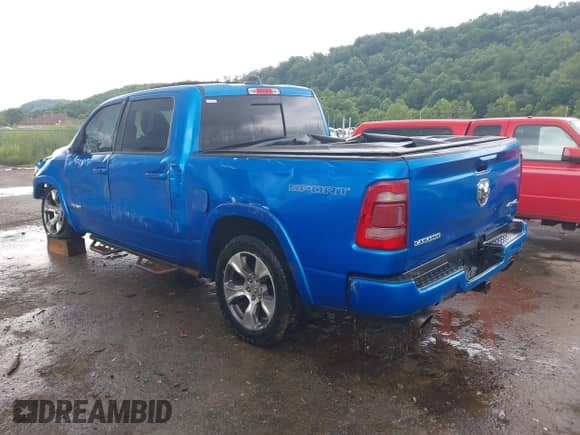 2020 Ram 1500 Laramie z VIN 1C6SRFJT3LN386812, wystawiony jako IAAI lot #42578783 z przebiegiem 105 744 mil mil oraz . Historia ofert i sprzedaży dostępna na DreamBid. Obrazek 3.