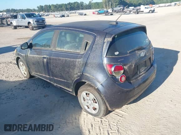 2015 Chevrolet Sonic LS z VIN 1G1JA6SH3F4134194, wystawiony jako IAAI lot #43132145 z przebiegiem 125 722 mil mil oraz . Historia ofert i sprzedaży dostępna na DreamBid. Obrazek 3.