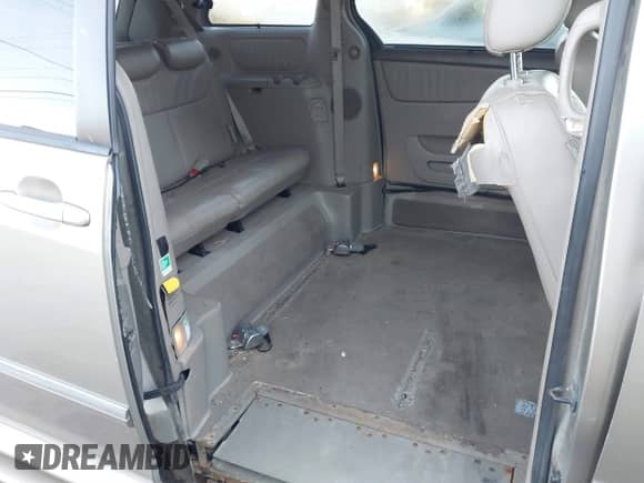 2010 Toyota Sienna XLE с VIN 5TDYK4CC3AS332779, выставлен на аукционе IAAI как лот 41808741 с пробегом 106 357 миль миль и . История ставок и продаж доступна на DreamBid. Изображение 8.