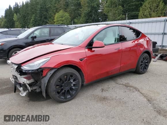 2021 Tesla Model Y Long Range with VIN 5YJYGAEE2MF215721, listed as a Copart auction lot 84570055 with 42,763 mi miles and Salvage title. Bid and sale history available at DreamBid. Image 1.