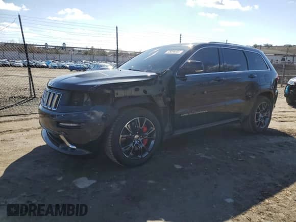 2015 Jeep Grand Cherokee SRT z VIN 1C4RJFDJ4FC899222, wystawiony jako Copart lot #45096805 z przebiegiem 81 735 mil mil oraz Szkoda całkowita • Salvage title. Historia ofert i sprzedaży dostępna na DreamBid. Obrazek 1.