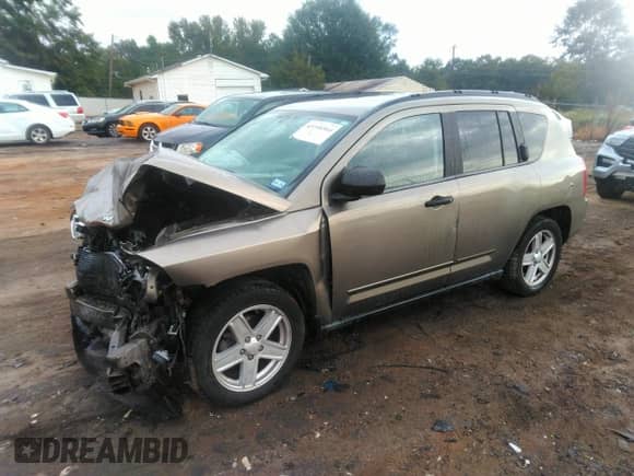 2008 Jeep Compass Sport with VIN 1J8FT47W58D616728, listed as a IAAI auction lot 43398564 with 121,179 mi miles and . Bid and sale history available at DreamBid. Image 2.